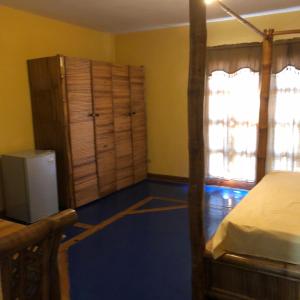 璜多里奥La Cueva del Che的一间卧室配有一张床、一个梳妆台和一扇窗户。