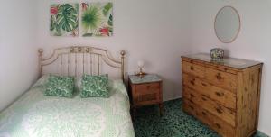 莫切El Balcón de Rosita的一间卧室配有一张床、梳妆台和镜子
