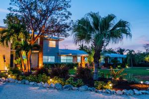 马拉松Seascape Resort & Marina的两棵棕榈树和灯的房屋
