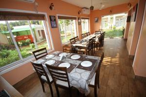 博尔普尔Upasana Eco Resort的餐厅里一排桌椅