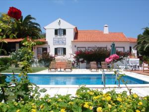 辛特拉Quinta Verde Sintra - Casa de Campo的房屋前有游泳池的房子