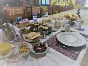 洛迪穆利尼奥迪普拉达农家乐的餐桌上放有盘子和碗的食物