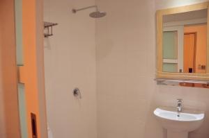 Padang EndauHotel Jeti Tg Gemok的白色的浴室设有水槽和镜子