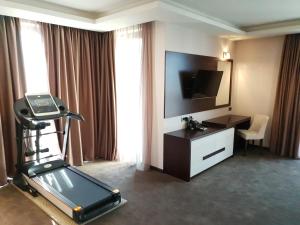 索非亚维科精品公寓酒店的酒店客房设有跑步机和电视