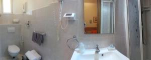 阿尔比索拉马里纳欧洲酒店的一间带水槽、镜子和卫生间的浴室