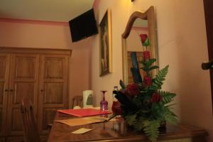 拉戈斯维拉安缇达酒店的一张餐桌,上面有花瓶