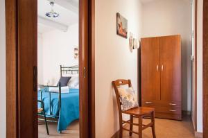 托雷坎内Case Vacanza Torre Canne的走廊上设有一张床和一把椅子的房间
