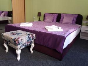 萨拉热窝App&Rooms "Rime"的紫色床,带紫色棉被和椅子