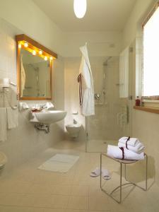 波斯科米拉拉戈酒店的一间带水槽、卫生间和淋浴的浴室