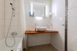 盖郎厄尔峡湾Havila Hotel Geiranger的一间带水槽和淋浴的浴室