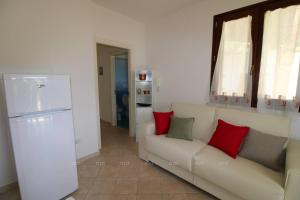 圣卡特琳娜迪纳德Borgo Cenate的客厅配有白色沙发和红色枕头。