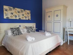 圣特雷莎加卢拉弗拉赛托酒店的一间卧室配有一张床,上面有两条毛巾