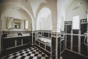 马拉喀什杜克斯图尔斯酒店的浴室铺有黑白格子地板。