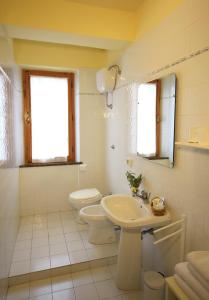 圣吉米纳诺Casa Milena的白色的浴室设有卫生间和水槽。