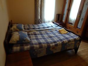 库塔伊西Medico and Suliko Guest House的一张位于带蓝色铺面毯子的房间内的床铺