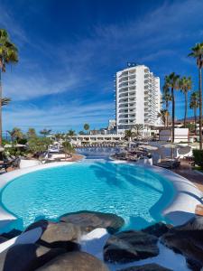 阿德耶格兰帝纳菲H10酒店 - 仅限成人的一座大型游泳池,其建筑背景为: