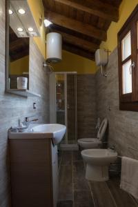 阿尔布斯Arroccas de is Istellas的一间带水槽、卫生间和镜子的浴室