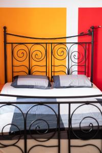 卢布尔雅那弗卢克斯旅馆的一张床上,上面有黑色床头板