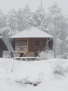 迪瓦伊巴雷Divcibarski Konak的前面的雪覆盖的房子