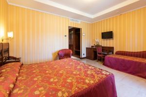 博尔塞纳利都酒店的酒店客房配有两张床和一张书桌