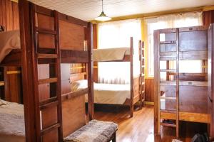 安库德13 Lunas Hostel的客房设有两张双层床和一扇窗户。