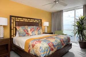 迈尔斯堡海滩鸥翼海滩度假酒店的一间卧室设有一张床和一个大窗户