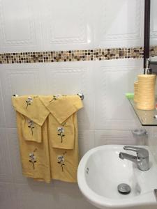 欧丘里欧GoldenView Guesthouse Ocho Rios的白色的浴室设有水槽和白色水槽
