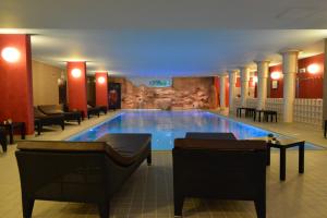 莱尼空中皇宫酒店的酒店大堂的大型游泳池