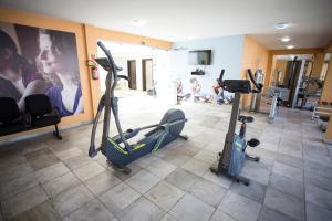 库里提巴麻布库里提巴商务酒店的健身房设有跑步机,健身房提供健身自行车