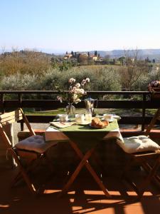 圣吉米纳诺Casa Milena的一张桌子上放着一盘食物和鲜花