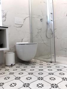 波兹南Piper Park Wilsona & Targi的带淋浴和卫生间的白色浴室