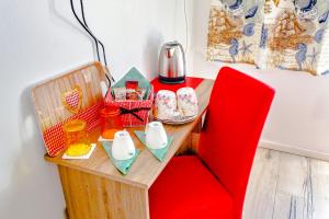 里耶卡Fluminis rooms的红色椅子,桌子上放着食物