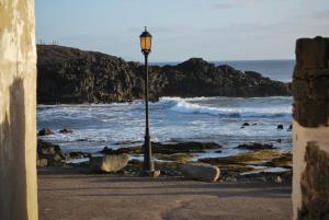 科蒂略Casa Yerida的近海海滩上的街灯