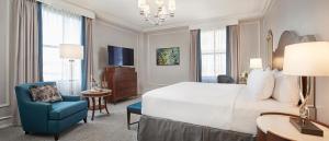 孟菲斯孟菲斯匹尔波地酒店的酒店客房,配有一张床和一张蓝色椅子