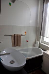 斯特拉斯堡Appartement 3 pièces, Krutenau, Parking privé的白色的浴室设有水槽和浴缸。