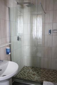 奥马鲁鲁Omaruru Guesthouse的带淋浴和盥洗盆的浴室