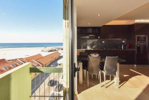 莱萨·达·帕尔梅拉乔奥海滩公寓的阳台享有海滩景色的厨房