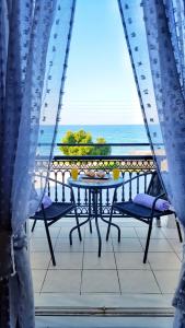 阿利卡纳斯Bel Momento的海景阳台上的桌子