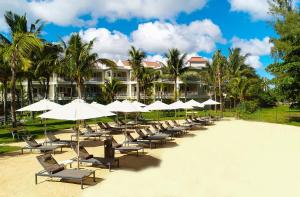 蒙舒瓦西Tarisa Resort & Spa的海滩上的一排椅子和遮阳伞