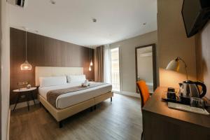 巴塞罗那绿洲酒店的配有一张床和一张书桌的酒店客房