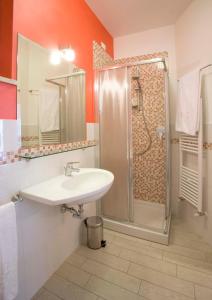 努马纳La Perla Del Conero Affittacamere的一间带水槽和淋浴的浴室