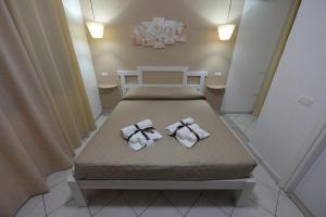 特罗佩阿Villa Saturno的房间里的床上有两条毛巾
