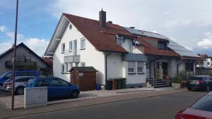 霍根海姆Ferienwohnung Sandra Hockenheim的街上有红色屋顶的白色房子
