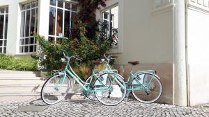 圣马蒂纽·杜·波特圣佩德罗阿尔伯凯利酒店的停放在房子外的三辆自行车
