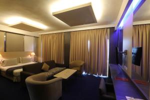 贝鲁特帕多瓦酒店的酒店客房配有床、沙发和电视。