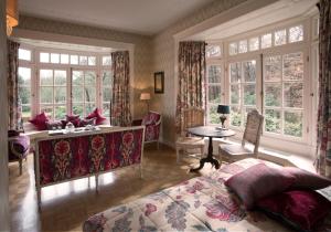 埃尔默洛罗莱夏朵精品酒店集团罗德科佩尔庄园酒店的卧室配有床、桌子和窗户。