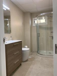 马拉加Diamond Apartments Puerto De Malaga的带淋浴、卫生间和盥洗盆的浴室