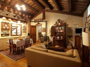 阿索洛阿索罗卡萨帕纳诺住宿加早餐旅馆的客厅配有沙发和桌子