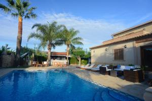 甘迪亚Hotel La Gastrocasa - Adults Only的棕榈树屋旁的游泳池