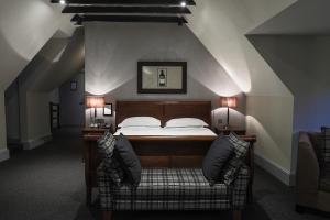 爱丁堡杜维爱丁堡酒店的一间卧室配有一张带两盏灯的床。